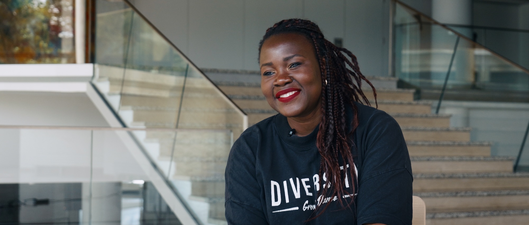 Nenette Mbuli, fondatrice de l'école de danse Diversity Groov'Dance à Angers, souriante pendant son interview