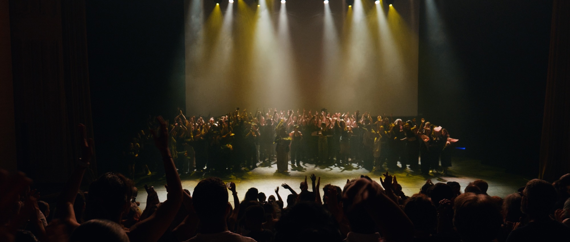 Final du spectacle de Diversity Groov'Dance devant un public debout au Centre des congrès d'Angers