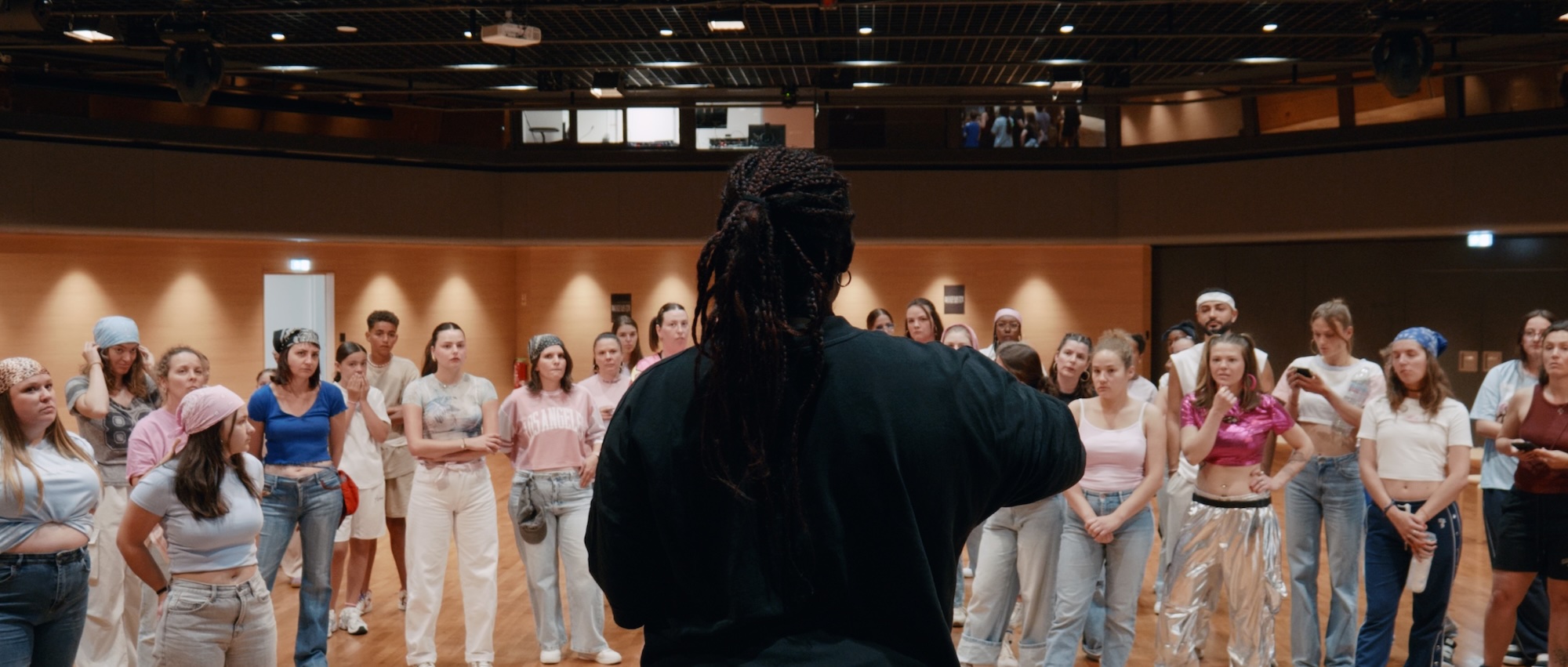 Nenette Mbuli dirige une répétition du spectacle de Diversity Groov'Dance