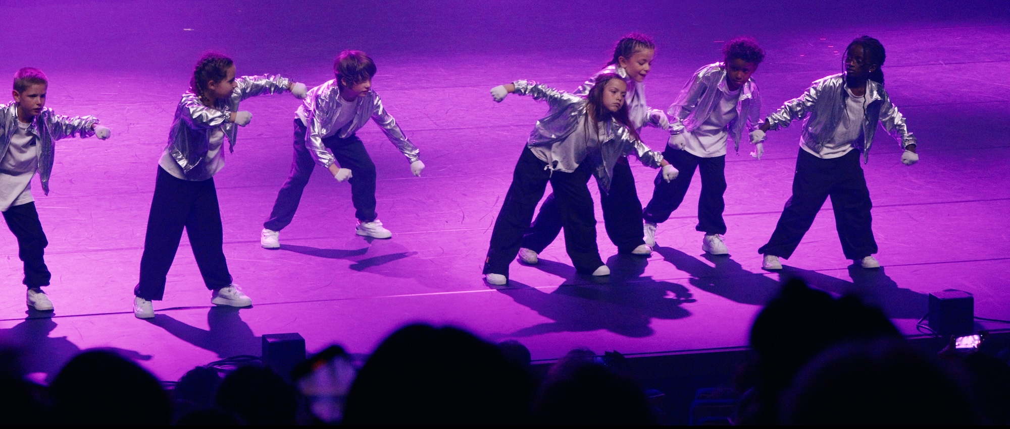 Jeunes danseurs sur scène au spectacle de Diversity Groov'Dance au Centre des congrès d'Angers