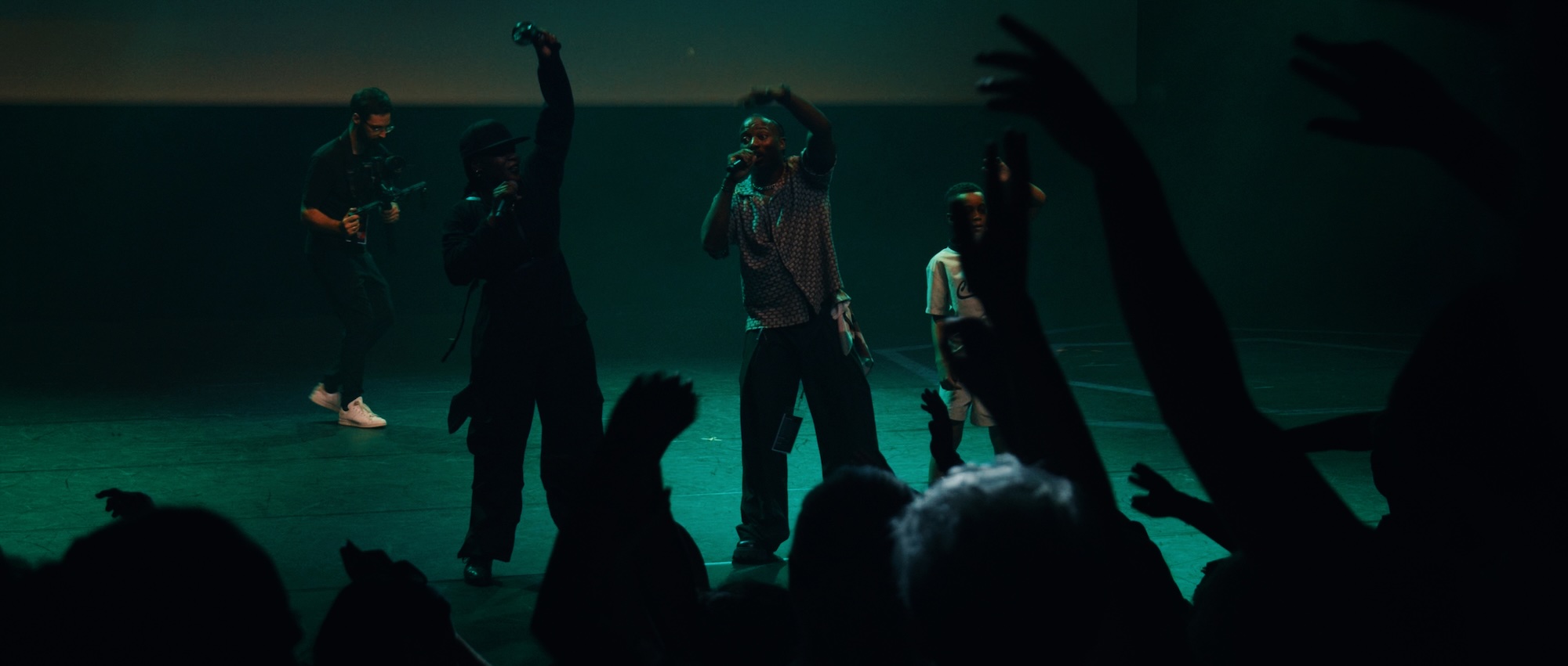 Vidéaste d'Empreintes Nomades en captation sur scène pendant le spectacle de Diversity Groov'Dance